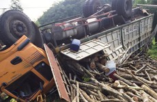 Xe tải đổ dốc “phơi bụng”, tài xế và phụ xe nhập viện cấp cứu