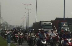 Ngán ngẩm 'nhúc nhích'  trên xa lộ Hà Nội