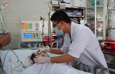 Hai con mất, mẹ qua nguy kịch nhưng túng quẫn