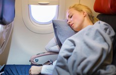 Ngủ trên máy bay coi chừng... bị điếc