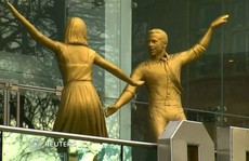 Cặp sao 'La La Land' được dựng tượng vàng