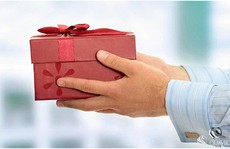 Bị cách chức vì món quà 'lỡ tặng' cho cấp trên