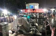 Máy bơm khủng 3 lần nổ máy, đường Nguyễn Hữu Cảnh không ngập