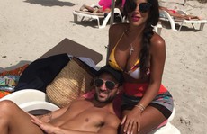 Fabregas đính hôn với 'máy bay bà già'
