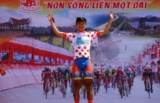 Phan Hoàng Thái tạm giữ Áo đỏ
