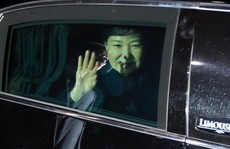 Rời Nhà Xanh, bà Park Geun-hye đối mặt với thẩm vấn