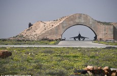 Chiến đấu cơ cất cánh từ căn cứ Syria vừa bị Mỹ nã tên lửa