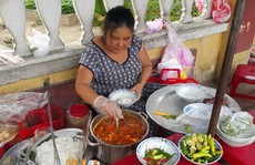 Chuyện người đàn bà và gánh mì tử tế ở Hội An