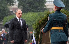 Tổng thống Putin đội mưa đặt vòng hoa trong vườn Alexander