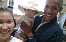 Ông Obama gây sốt với ảnh bế em bé Alaska