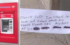 Kẹt cứng trong máy ATM, nghĩ ra cách cầu cứu độc chiêu