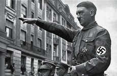 Đức: Chào kiểu Hitler, du khách Mỹ bị đấm liên tục