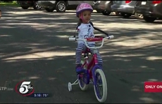 Cô bé không tay lái được xe đạp