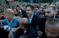 Cựu tổng thống Georgia xông vào Ukraine đòi quốc tịch