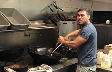 Mỹ: Chủ nhà hàng gốc Việt nấu 1.000 suất ăn cho nạn nhân bão