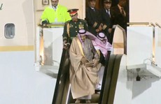 Vừa tới Nga, Vua Ả Rập Saudi đã gặp sự cố vì chiếc thang vàng