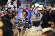 Siêu bão tấn công Nhật ngày bầu cử, ông Abe đắc lợi