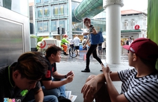 Người Việt thuê xếp hàng mua iPhone X ở Singapore giá 3 triệu/suất