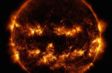 NASA bất ngờ tung bộ mặt Halloween của mặt trời