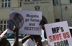 Tổng thống Zimbabwe tự nguyện từ chức