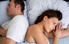 Vợ nổi đóa vì chồng 'kiêng yêu' theo lịch của thầy