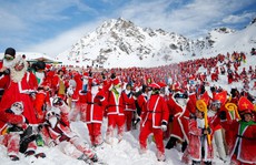 Bắt gặp hàng ngàn ông già Noel vui vẻ trên núi Alps