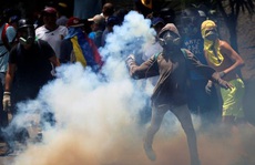 Biểu tình khắp Venezuela, hai sinh viên thiệt mạng