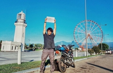 Chặng đường 20.000 km đi xe máy đến Paris của chàng trai Việt