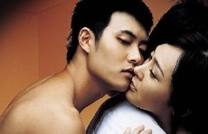 Sợ bị 'cắm sừng', chồng bám sát vợ kể cả khi đi... đổ rác