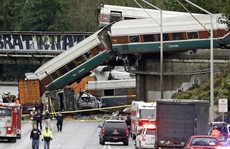 Mỹ: Tàu cao tốc trật đường ray, văng xuống đường gây thương vong lớn