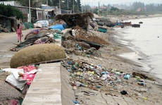 Bất lực nhìn biển Ninh Thuận ngập rác