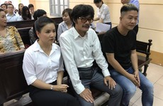 NSƯT Nguyễn Công Ninh yểm trợ tinh thần cho Ngọc Trinh tại Tòa