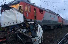 Nga: Tàu lửa “xé toạc” xe buýt, 19 người chết
