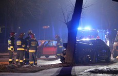 Ô tô đâm vào cây, Thủ tướng Ba Lan nhập viện bằng trực thăng