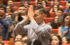 Chàng trai Việt khóc, lạy Jack Ma: Fan cuồng hay sự nhục nhã?