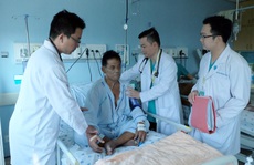Hai bệnh viện cứu sống người đàn ông nước ngoài