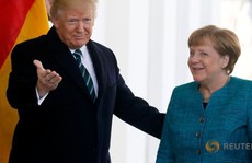 Cử chỉ lạ của ông Trump với bà Merkel