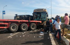 Xe container nổ lốp khiến 2 xe khách gặp nạn thảm khốc