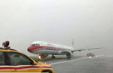Máy bay Trung Quốc trượt khỏi đường băng khi hạ cánh