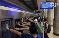 Hàng trăm người đẩy nghiêng tàu điện ngầm, cứu nạn nhân mắc kẹt