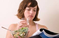 Có nên uống nước trong khi ăn?