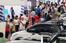 Đông nghẹt người đi chợ ô tô giá rẻ
