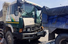 Xe ben mất thắng tông liên hoàn trên cầu vượt Tân Vạn