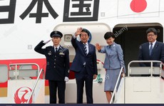 Máy bay của thủ tướng Nhật rớt 'vật lạ' khi đang bay