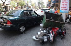 Rủ nhau cướp của du khách, bị ô tô ép ngã