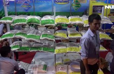 Đi “chợ” Lào giữa lòng TP HCM