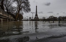 Paris chới với trong nước lũ sông Seine
