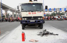 Xe máy cháy ngùn ngụt sau khi bị tông, 2 người thương vong
