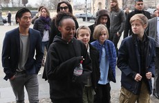Pax Thiên tháp tùng mẹ Angelina Jolie đến Paris