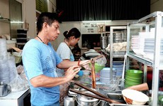 Tiệm mì ở TP HCM luôn đông nghịt khách từ 6h suốt 26 năm